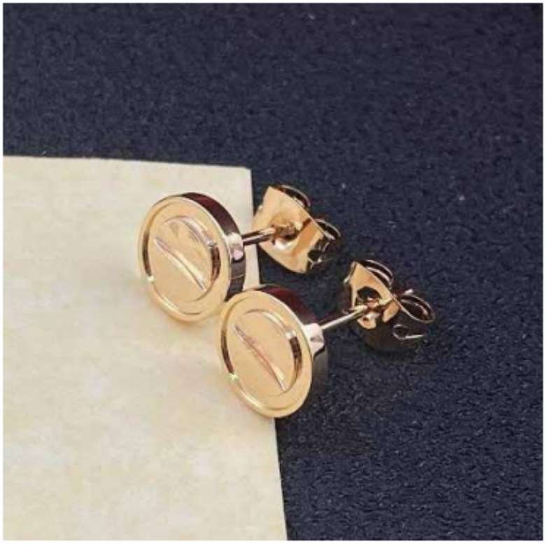 Round earrings with decorative details