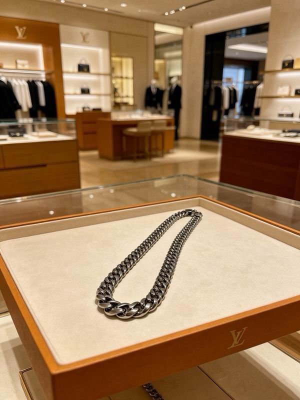Louis Vuitton Chunky Curb Chain Necklace